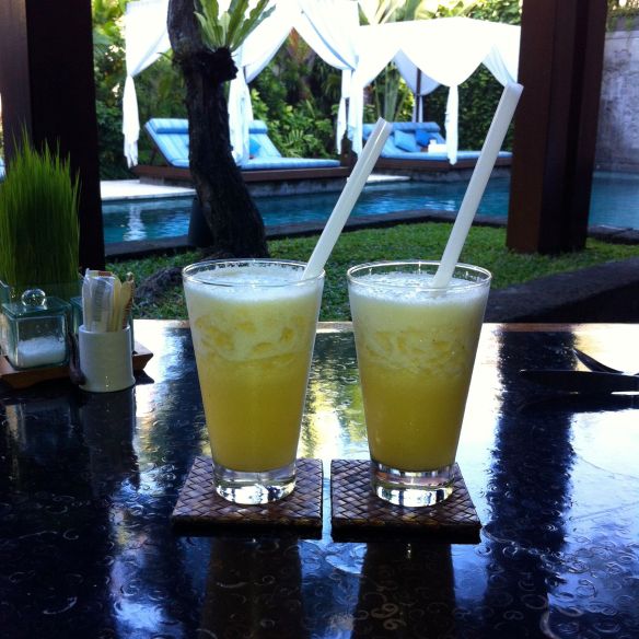 Fresh pineapple juice by the pool - perfect!